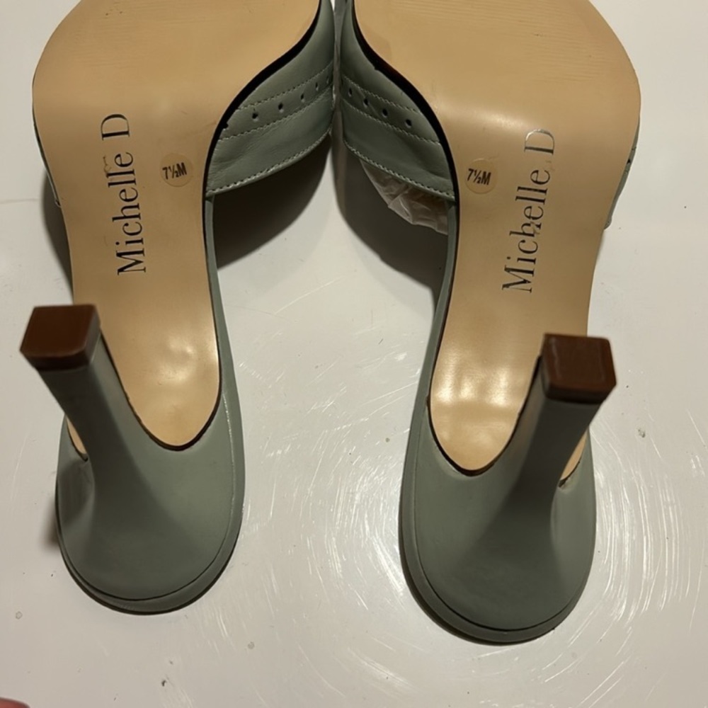 Bow Heels - Picture 3 of 4